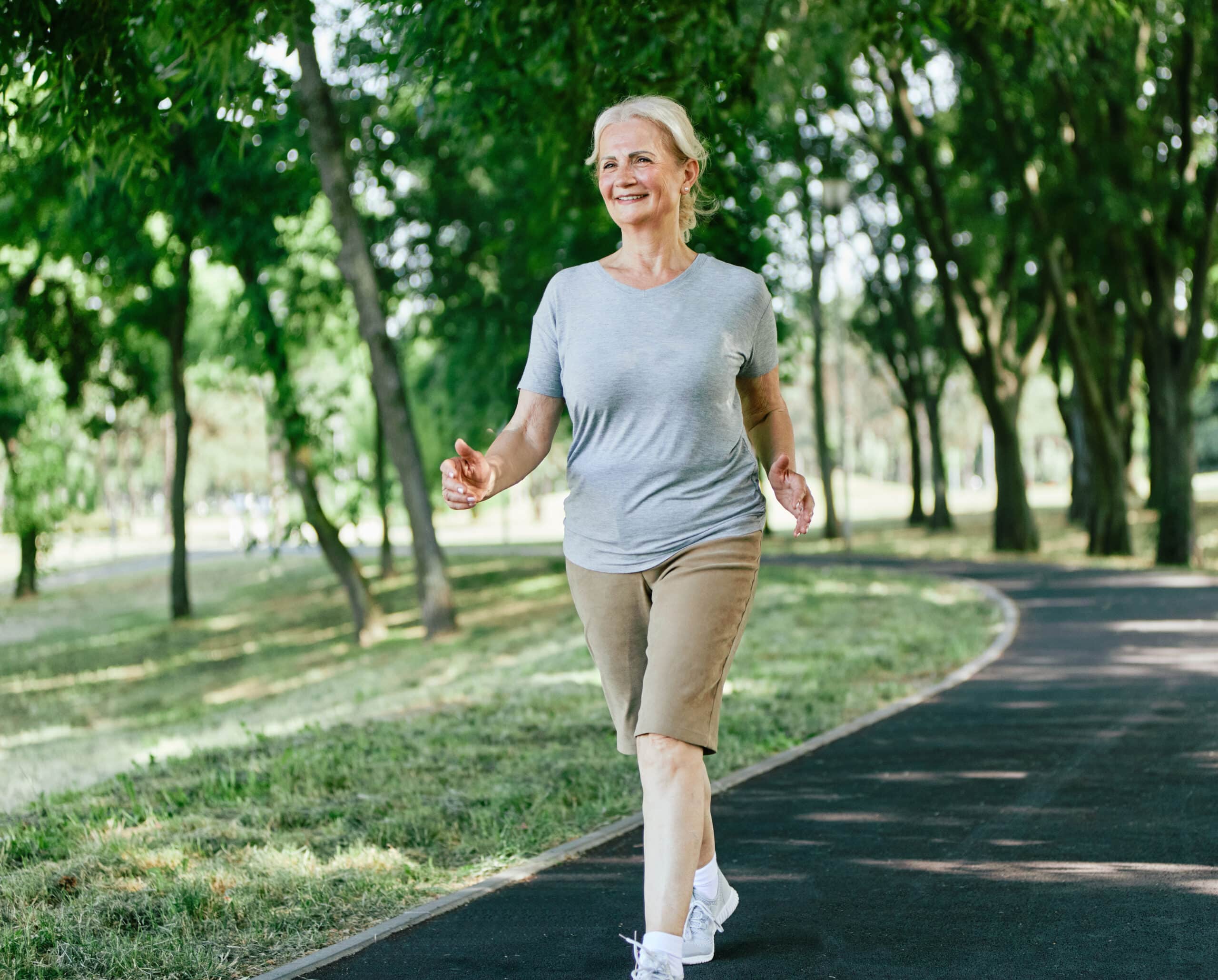 femme marche en balançant les bras